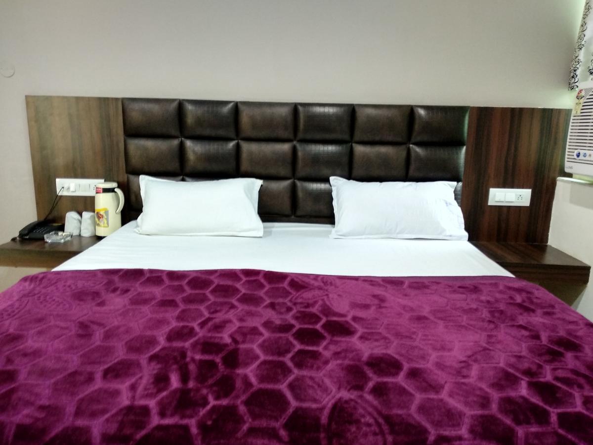 Oyo 60976 Hotel Shree Ji Morena Bagian luar foto